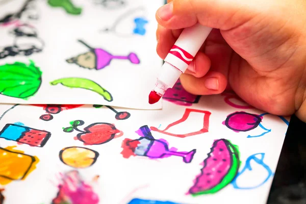 Mano Niño Con Rotulador Rojo Dibujando Pequeñas Imágenes Sobre Papel — Foto de Stock