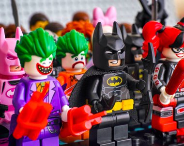 Tambov, Rusya Federasyonu - 05 Şubat 2018 Lego minifigures ayakta satırlardaki. İlk satır - Joker, Batman, Harley Quinn. Batman üzerinde odaklanın. Stüdyo vurdu.