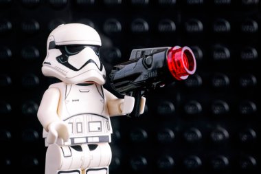 Tambov, Rusya Federasyonu - 08 Temmuz 2018 Lego ilk sipariş Stormtrooper minifigure blaster siyah baseplate arka plan ile. Stüdyo vurdu.