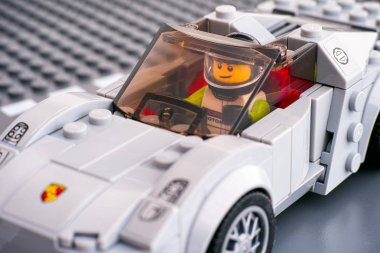 Tambov, Rusya Federasyonu - 14 Mart 2015 Lego Porsche 918 Spyder Lego hız Şampiyonlar arabanın içinden sürücüsüyle tarafından. Baseplate arka plan gri. Stüdyo vurdu.