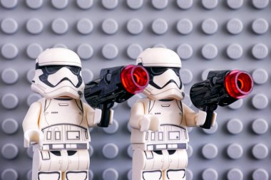 Tambov, Rusya Federasyonu - 08 Temmuz 2018 iki Lego ilk sipariş fırtına askerleri minifigures blasters gri baseplate arka plan ile. Stüdyo vurdu.