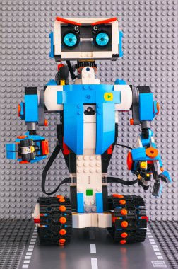 Tambov, Rusya Federasyonu - 27 Temmuz 2018 Lego Boost robot ayakta yol baseplate gri baseplate bir arka plana dayanır. Stüdyo vurdu.