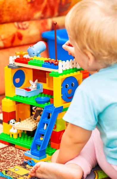 Tambov Ryssland September 2011 Barn Leker Med Lego Duplo Hus — Stockfoto