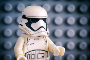 Tambov, Rusya Federasyonu - 29 Temmuz 2018 portre, Lego ilk sipariş Stormtrooper minifigure gri baseplate arka plan üzerinde. Stüdyo vurdu.