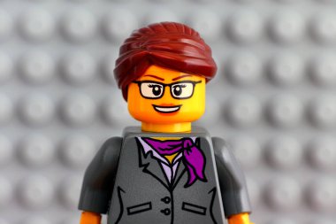 Tambov, Rusya Federasyonu - 29 Temmuz 2018 Lego portre işkadını minifigure gri baseplate arka plan ile. Stüdyo vurdu.