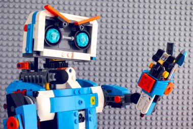 Tambov, Rusya Federasyonu - 27 Temmuz 2018 Lego Boost portre robot gri baseplate arka plan ile. Stüdyo vurdu.