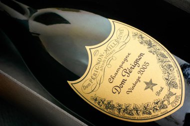 Tambov, Rusya Federasyonu - 16 Ağustos 2018 yakın çekim bir şişe şampanya Dom Perignon Vintage 2005 yılının kutusunda. Stüdyo vurdu.