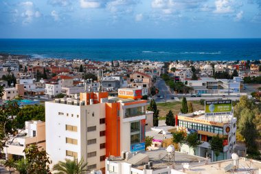 Pafos, Kıbrıs - 29 Kasım 2015 yüksek noktası görünümüne Paphos şehir ve Akdeniz. 