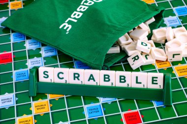 Tambov, Rusya Federasyonu - 02 Mayıs 2018 Scrabble oyununu. Word Scrabble mektubundan gameboard İpli mektup çanta ile döşeme rafına döşer. Stüdyo vurdu.