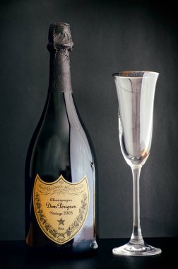 Tambov, Rusya Federasyonu - 14 Ağustos 2018 şişe şampanya Dom Perignon Vintage 2005 yılının bardağı siyah arka plan ile. Stüdyo vurdu.
