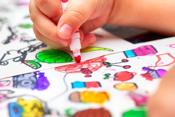 紙の上の小さい画像を着色赤フェルト ペンで子供手 — ストック写真