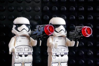 Tambov, Rusya Federasyonu - 08 Temmuz 2018 iki Lego ilk sipariş fırtına askerleri minifigures blasters siyah baseplates arka plan ile. Stüdyo vurdu.