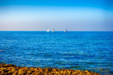 Gemi ufukta yelken ile mavi deniz.