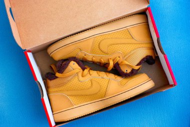 Tambov, Rusya Federasyonu - 28 Eylül 2017 yeni Nike court borough kış spor ayakkabı kutusunda mavi zemin üzerine orta. Stüdyo vurdu.