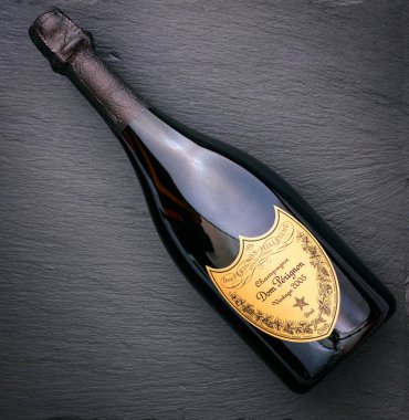 Tambov, Rusya Federasyonu - 16 Ağustos 2018 şişe şampanya Dom Perignon Vintage 2005 yılının siyah arka plan üzerine. Stüdyo vurdu.