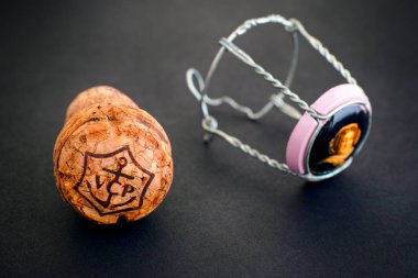 Tambov, Rusya Federasyonu - 22 Şubat 2018 Veuve Clicquot şampanya mantar ve siyah arka plan üzerine kap ile muselet. Stüdyo vurdu.