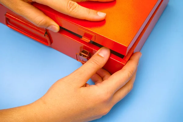 Manos Mujer Abriendo Caja Metal Naranja Primer Plano — Foto de Stock