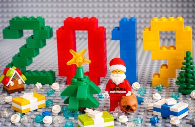 Tambov, Rusya Federasyonu - 02 Eylül 2018 numaraları Lego blokları, Noel ağacı, Noel Baba ile çanta, tarafından yapılan 2019 sunar ve Lego Lego gri baseplates bloklar yuvarlak. Yeni yıl kavramı. Stüdyo vurdu.