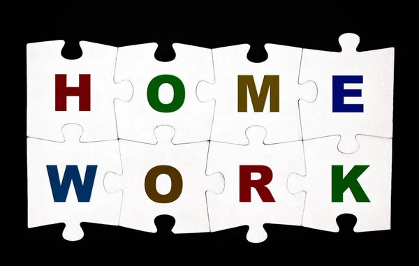 Acht Puzzleteile Mit Buchstaben Hausaufgaben Miteinander Verbunden Auf Schwarzem Hintergrund — Stockfoto