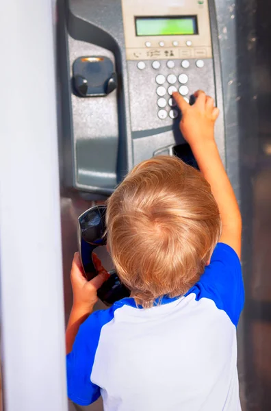 Kid Ringer Upp Ett Nummer Telefonautomat — Stockfoto