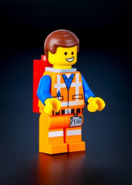 Tambov, Rusya Federasyonu - 22 Haziran 2014 Lego zor şapka Emmet minifigure siyah arka plan üzerine. LEGO film serisi. 