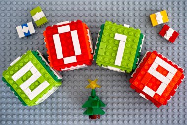 Tambov, Rusya Federasyonu - 02 Eylül 2018 Lego yeni yıl 2019 kavramı ile Lego küpleri, hediyeler ve gri baseplate arka plan üzerinde Noel ağacı.