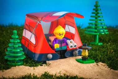 Tambov, Rusya Federasyonu - 31 Ekim 2018 Lego turist minifigure dürbün ve açık havada fener ile çadırda. Yakın çekim.