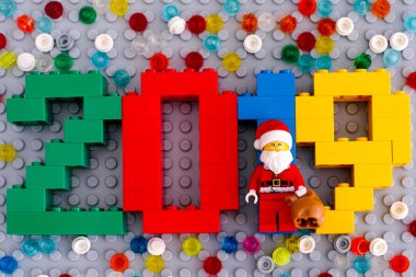 Tambov, Rusya Federasyonu - 02 Eylül 2018 numara Lego tuğla yapılan 2019 ve Noel Baba minifigure ile gri baseplate üzerinde yuvarlak tuğla 1 x 1 dağınık. Stüdyo vurdu.