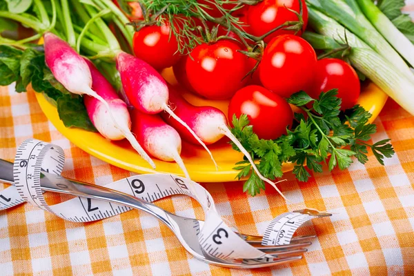 Conceito Dieta Placa Amarela Com Legumes Garfo Com Fita Métrica — Fotografia de Stock