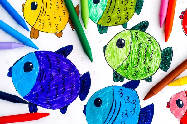 Pesci Multicolori Disegno Mano Bambino Con Pastelli Colorati — Foto Stock