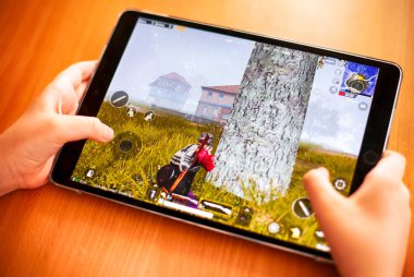 Tambov, Rusya Federasyonu - 23 Kasım 2018 Playerunknown'ın savaş (Pubg) ipad üzerinde hareket eden mobil oyun oynayan genç. 