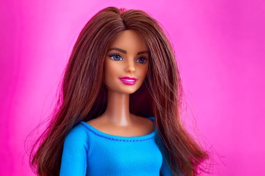 Tambov, Rusya Federasyonu - 27 Kasım 2018 portre Barbie bebek pembe bir arka plan karşı kahverengi saçlı. Stüdyo vurdu.