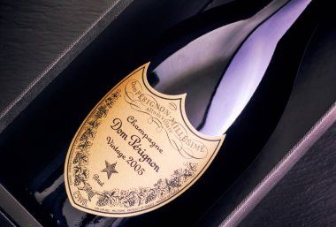 Tambov, Rusya Federasyonu - 14 Ağustos 2018 yakın çekim bir şişe şampanya Dom Perignon Vintage 2005 yılında kutusu. Siyah arka plan. Stüdyo vurdu.