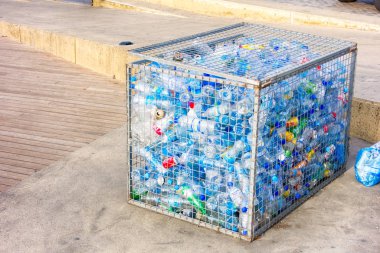 Paphos, Kıbrıs - 15 Kasım 2013 boş plastik şişe ve kutu açık havada kutusu Metal..