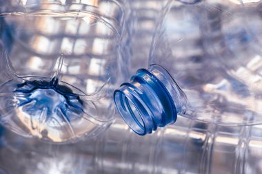 Yakın çekim boş plastik şişe.
