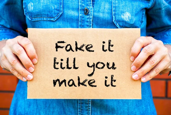 Vrouw Handen Met Stuk Karton Met Zin Fake Till You — Stockfoto