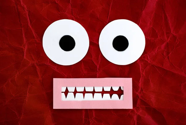 Duygusal Yüz Kağıttan Yapılmış Korkuttu Kırmızı Bir Arka Plan — Stok fotoğraf