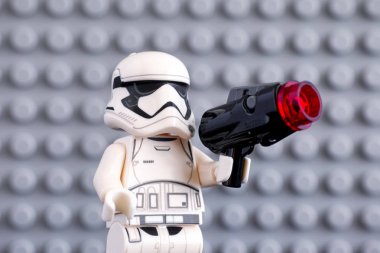 Tambov, Rusya Federasyonu - 08 Temmuz 2018 Lego ilk sipariş Stormtrooper minifigure blaster gri baseplate arka plan ile. Stüdyo vurdu.