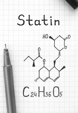 Statin kimyasal formülü ile kalem. Yakın çekim.