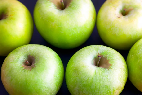 Grüne Äpfel Auf Schwarzem Hintergrund — Stockfoto