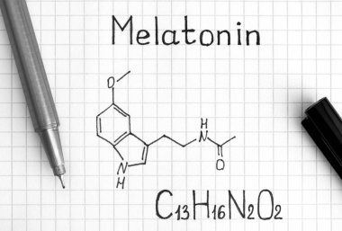 Siyah kalem kimyasal formülü melatonin. Yakın çekim.