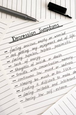 Depresyon belirtileri yazma listesi ve siyah kalem. Yakın çekim.