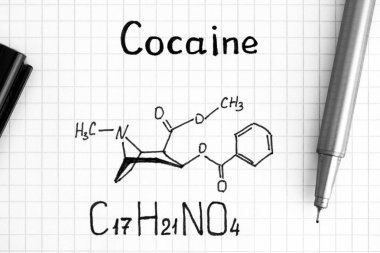 Siyah kalem kimyasal formülü kokain. Yakın çekim.
