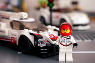 Tambov, Rusya Federasyonu - 02 Ocak 2019 Lego hız Şampiyonlar Porsche 919 hibrid otomobil sürücüsü minifigure yol ile. Stüdyo vurdu.