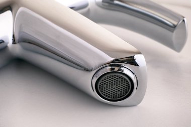 Beyaz arka plan üzerinde yeni musluk Close-up.