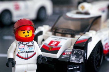 Tambov, Rusya Federasyonu - 02 Ocak 2019 arabasını yakınındaki Lego hız Şampiyonlar tarafından Lego Porsche 919 hibrit sürücü minifigure. Stüdyo vurdu.