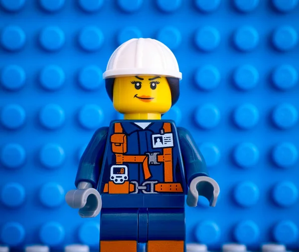 Tambov, Rusya Federasyonu - 09 Mart 2018 Lego kadın işçi minifigure mavi baseplate arka planlar önünde.