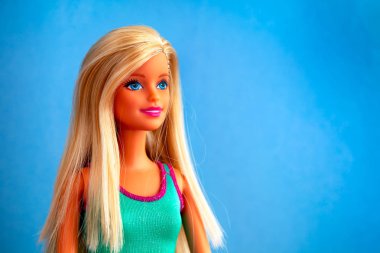Tambov, Rusya Federasyonu - 27 Kasım 2018 portre sarışın Barbie bebek mavi bir arka plana dayanır. Stüdyo vurdu.