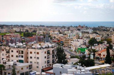 Pafos, Kıbrıs - Pafos şehrin evleri, deniz ve gökyüzü ile 29 Kasım 2015 yüksek bakış. 