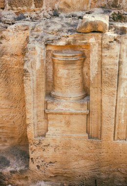 Antik sütun kumtaşı içinde oyulmuş. Yakın çekim.